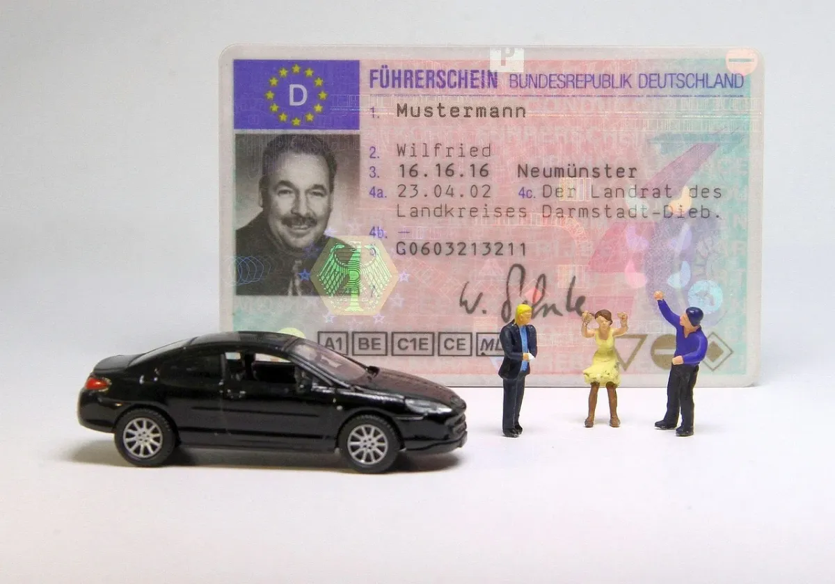 Osoba siedząca za kierownicą samochodu podczas nauki jazdy w towarzystwie instruktora.
